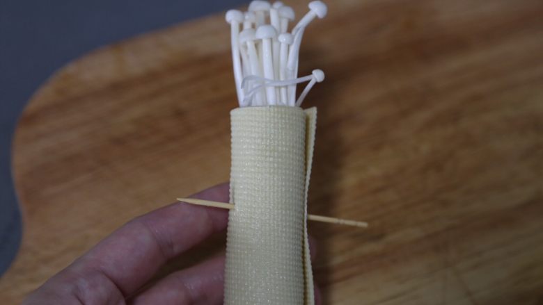 豆皮金针菇卷,从一边卷起,再用牙签固定好