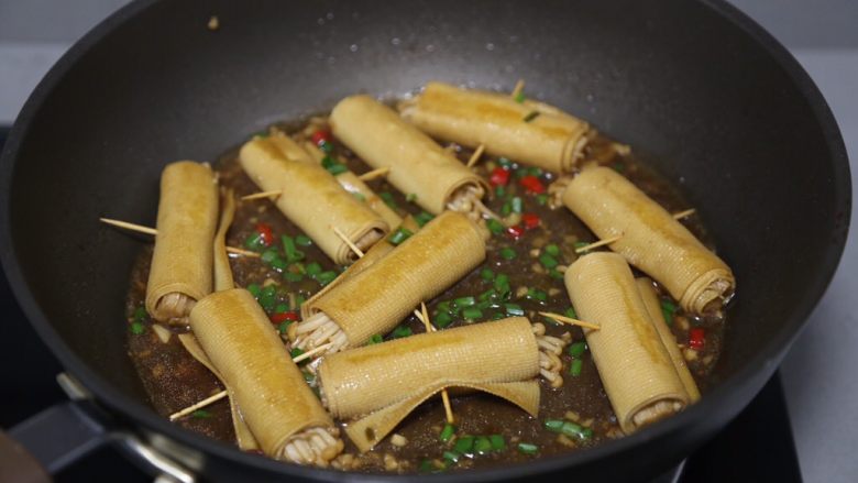 豆皮金针菇卷,最后开大火收汁至浓稠,撒一些葱绿关火