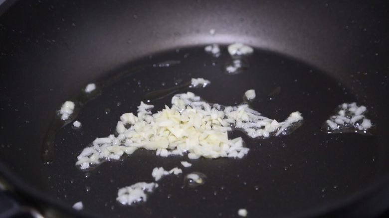 毛豆烧茄子,倒出锅里多余的油,留少许底油爆香蒜末