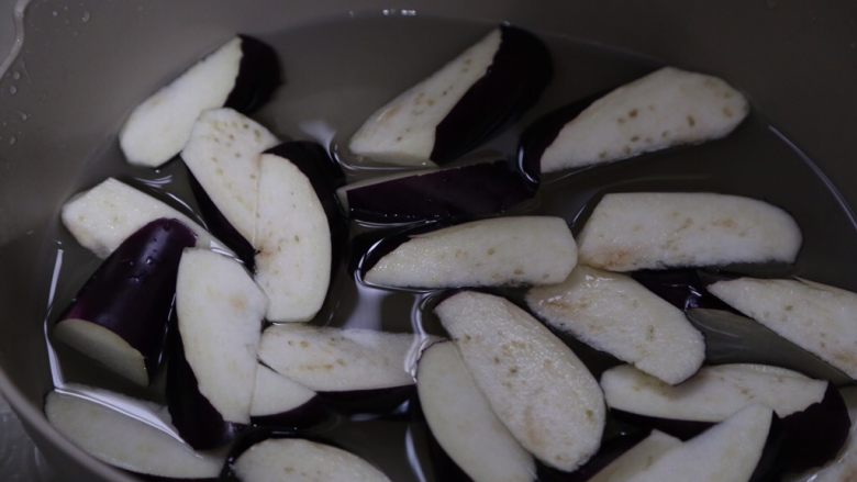 毛豆烧茄子,泡入水中待用,防止变色