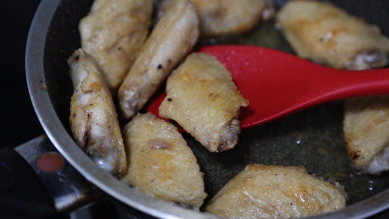 干锅麻辣鸡翅,将鸡翅煎熟煎透,煎至两面都呈焦黄色