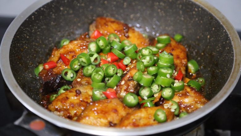 干锅麻辣鸡翅,煮至汤汁慢慢收紧,加入青红辣椒