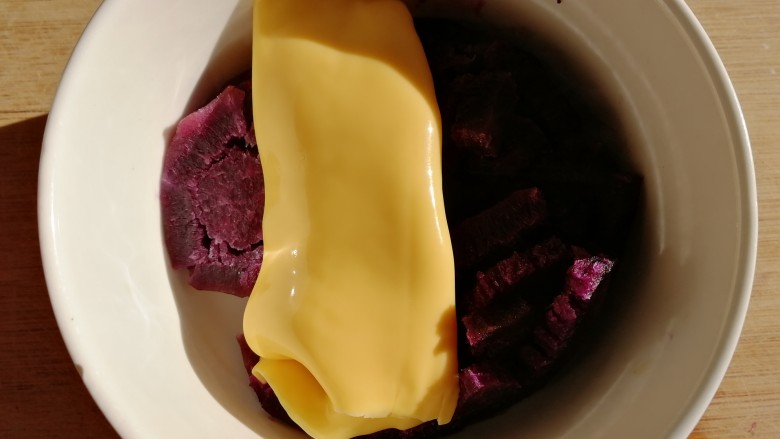紫薯挞,紫薯蒸好,趁热放入<a style='color:red;display:inline-block;' href='/shicai/ 935'>芝士</a>片。
