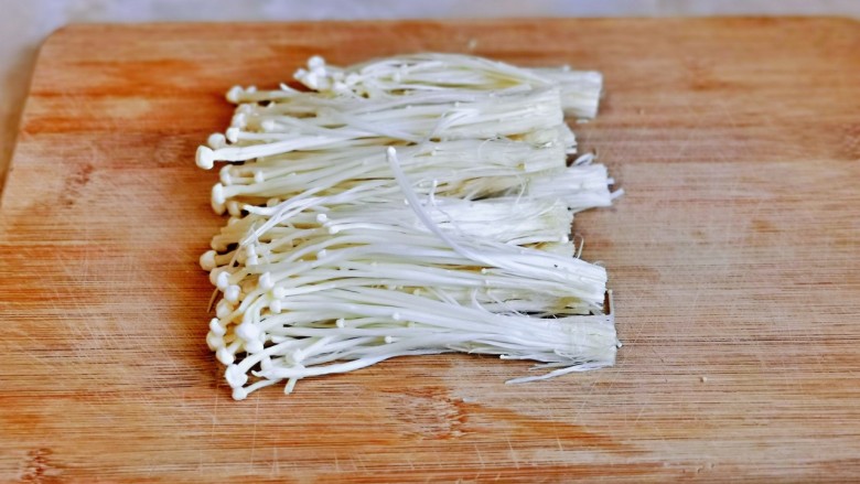 豆皮金针菇卷,再撕开,用冷水冲洗干净。
