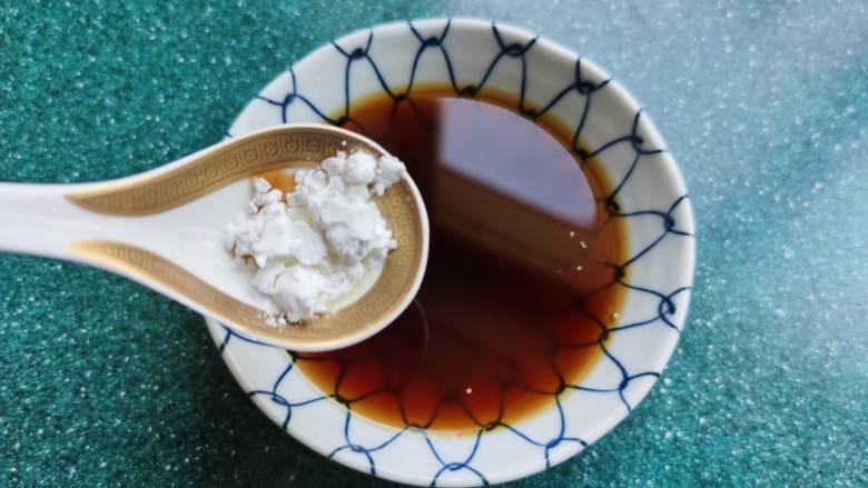 毛豆烧茄子,再加入半碗清水和适量淀粉,搅匀备用。