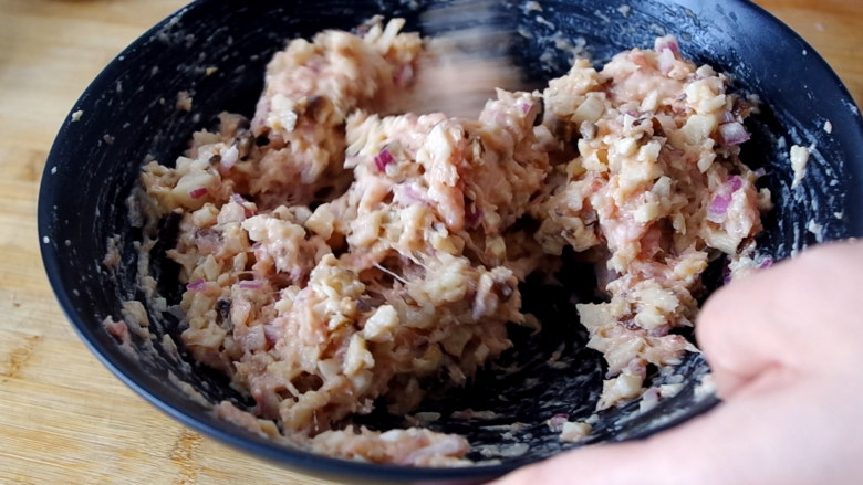 莲藕肉丸,先把所有食材搅拌均匀,然后顺着一个方向搅拌至肉馅上劲成团。