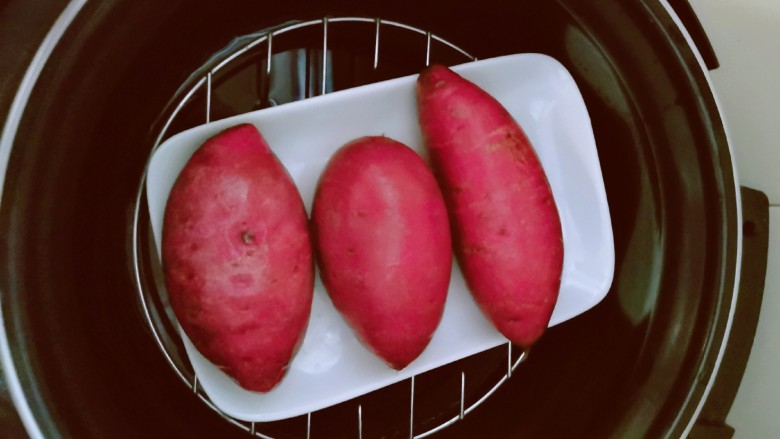 紫薯芝麻饼,<a style='color:red;display:inline-block;' href='/shicai/ 2643'>紫薯</a>清洗干净 放入压力锅内胆隔水蒸熟
