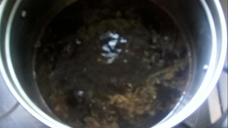 卤鸭脖,拌匀后,烧沸腾。