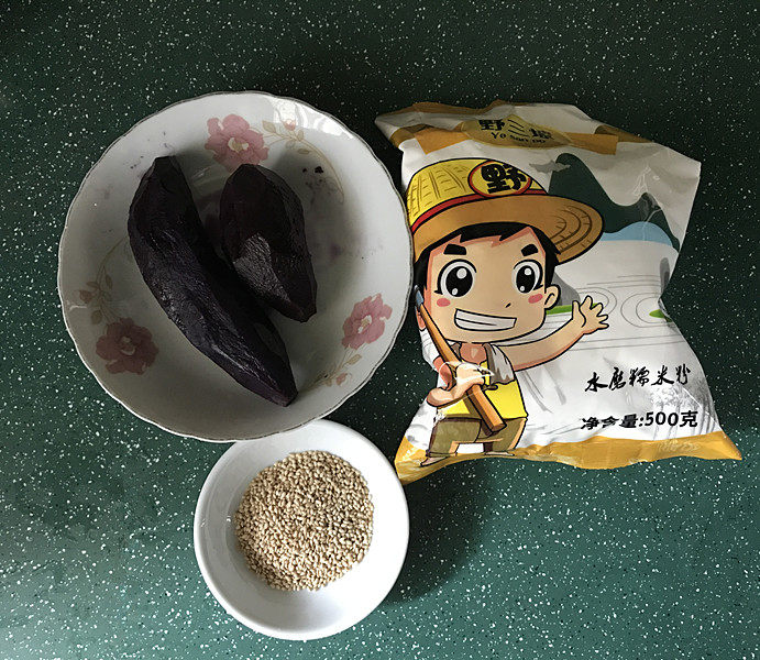紫薯芝麻饼,备好食材,紫薯是头晚和米饭一起蒸熟的