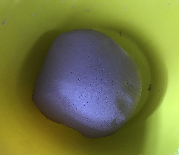 紫薯芝麻饼,用手揉成一个不粘手的光滑面团,加盖静置10分钟