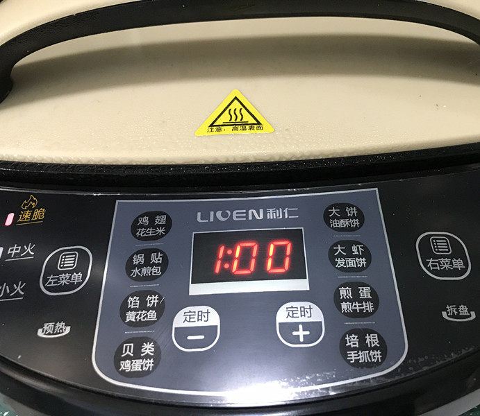 紫薯芝麻饼,若觉得不熟,可以再烙一分钟。由于紫薯饼比较薄,加上电饼铛又是双面烙的,所以是很好熟透的。