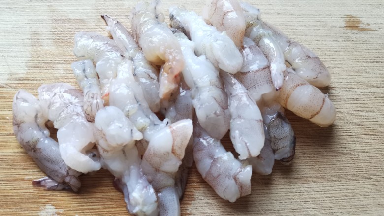 虾仁豆腐羹,虾去虾线剥虾仁,中间切两段