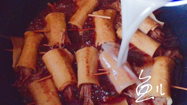 豆皮金针菇卷,煮沸2分钟,倒入水淀粉勾芡