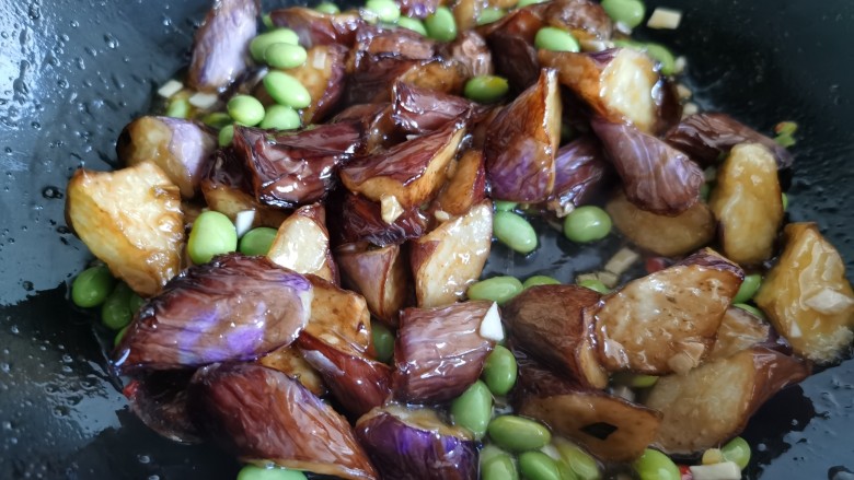 毛豆烧茄子,出锅前再加入一点蒜末,味道更好。