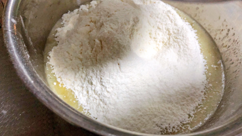 香蕉麦芬,直接过筛到装有液体材料的盆里;