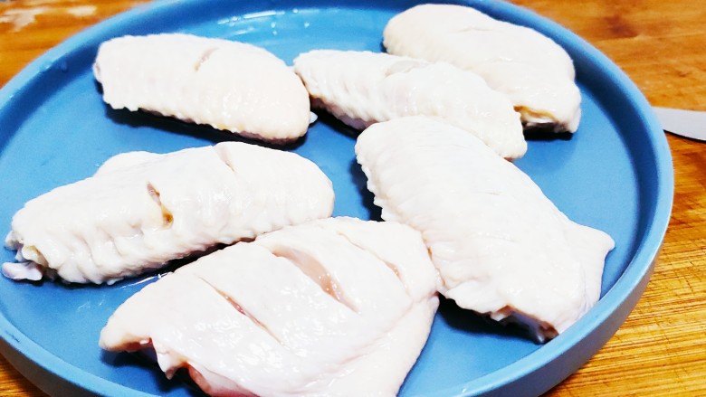 干锅麻辣鸡翅,改刀,目的为了腌制过程更加入味