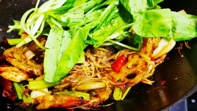 干锅麻辣鸡翅,最后加入一小把<a style='color:red;display:inline-block;' href='/shicai/ 7607'>小青菜</a>,翻炒均匀