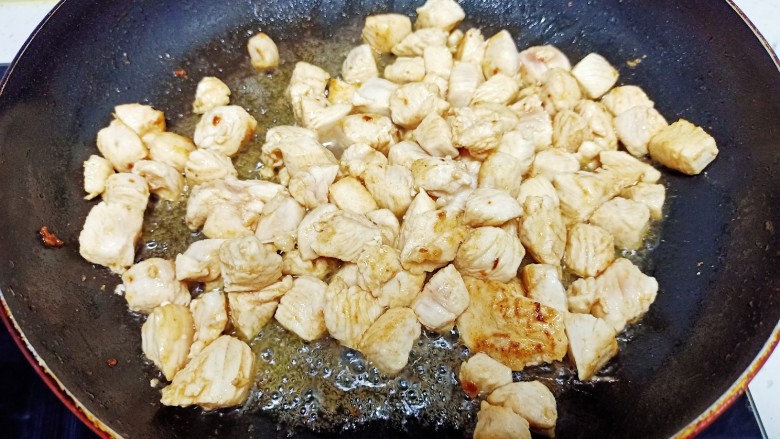 毛豆炒鸡丁,锅中放入适量油,油热后放入鸡胸脯,肉炒至变色