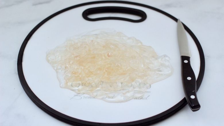 凉拌新鲜海蜇,新鲜<a style='color:red;display:inline-block;' href='/shicai/ 274'>海蜇</a>洗净后,用刀片成薄片再切细条。