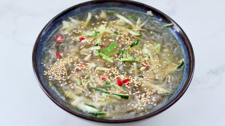 凉拌新鲜海蜇,混合搅拌均匀后,撒上白芝麻即可。