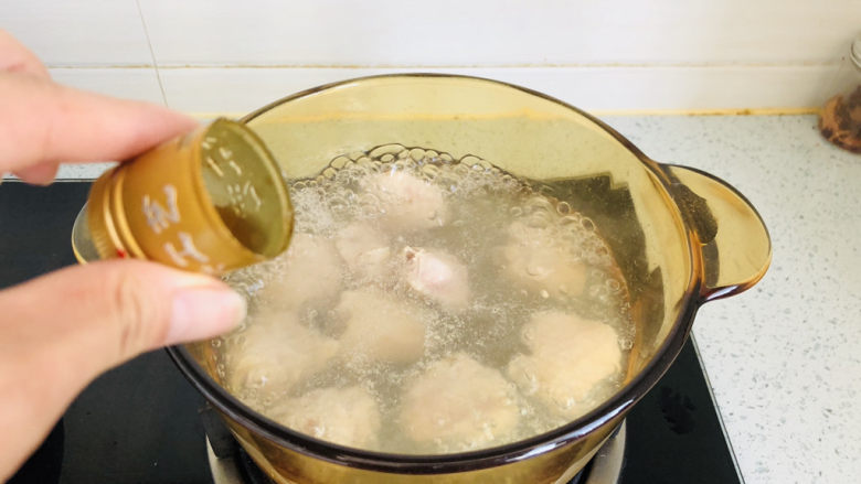 干锅麻辣鸡翅,锅中加入适量清水煮开,放入鸡翅焯水,加一点点料酒去腥。