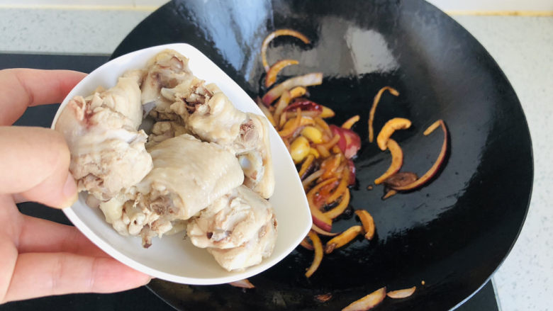 干锅麻辣鸡翅,再继续放入鸡翅炒香,用最小火把鸡翅多炒一会,让鸡翅更入味。