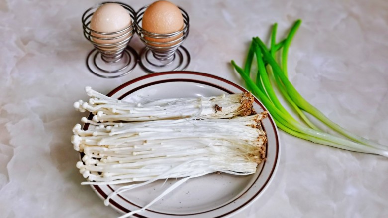 金针菇炒蛋,准备食材。