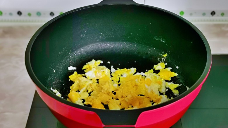 金针菇炒蛋,表面凝固后,用铲子铲碎。
