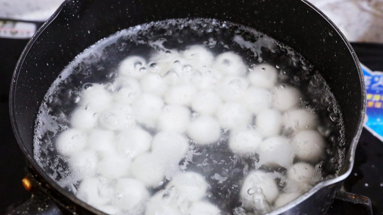 抹茶奶冻白玉丸子,锅中注入清水烧开,放入小丸子