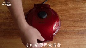 简单快手 | 微笑甜甜圈,小红锅预热完成后,舀入面糊,盖上上盖。
