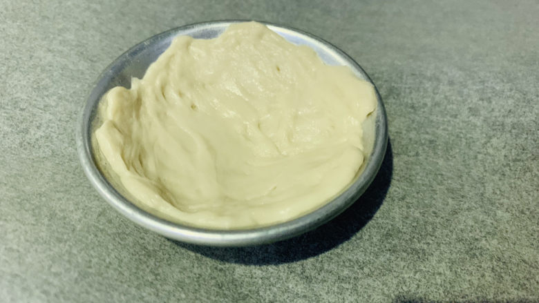紫薯挞,把煎饼皮,切合适大小,铺挞模里