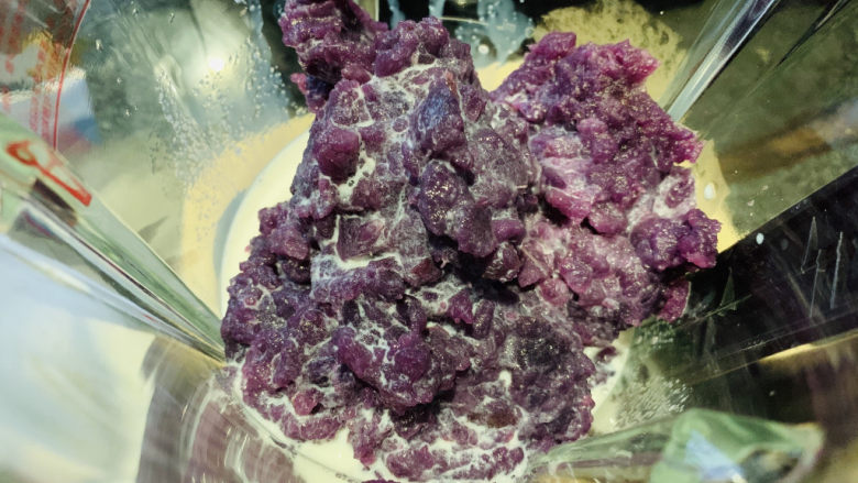 紫薯挞,将紫薯和牛奶和白糖,放入搅拌机
