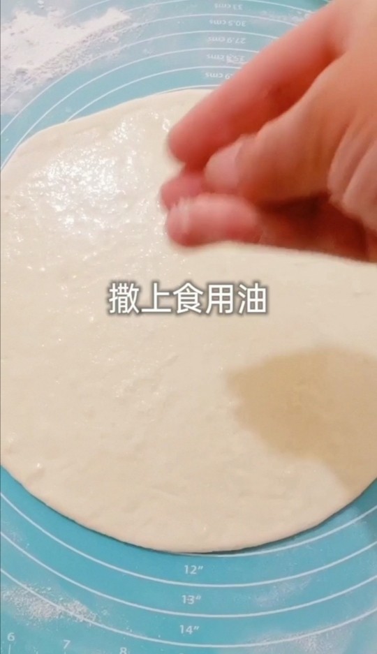 葱花发面小饼,撒上食用盐