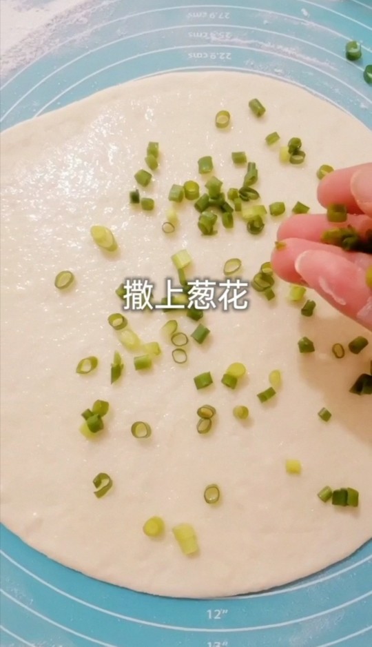 葱花发面小饼,撒上葱花