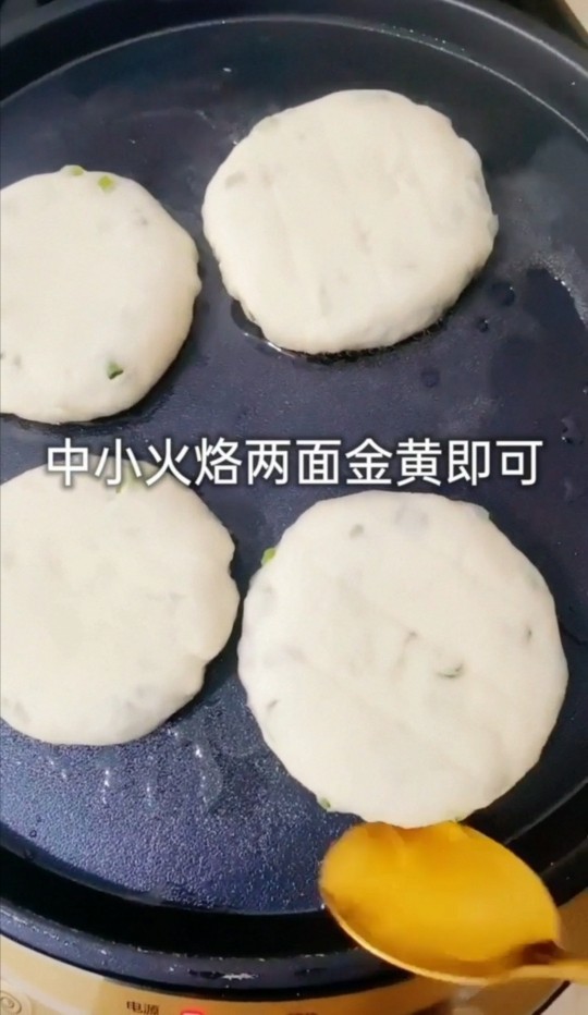 葱花发面小饼,电饼铛烧热，放入食用油，放入葱花饼