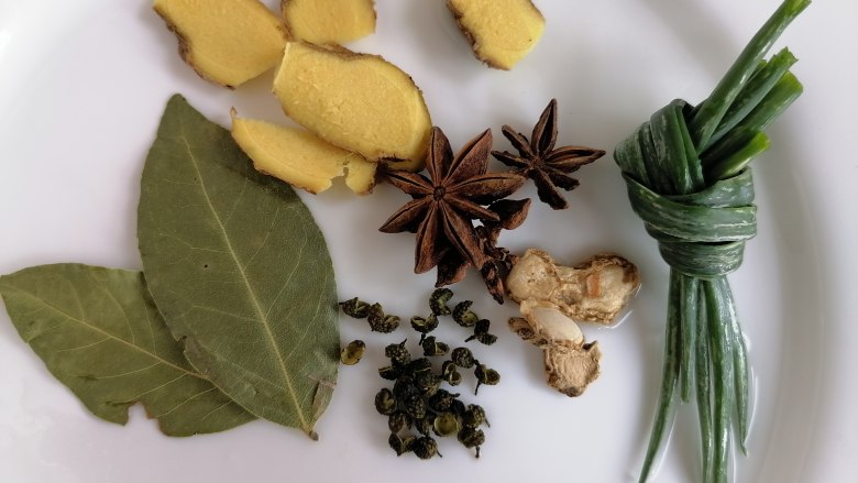 草草小食 | 宝宝爱吃的牛肉松,以上材料主要为香料,主要为了祛除腥味及增加味道层次,可以按照个人喜好减少或不添加。