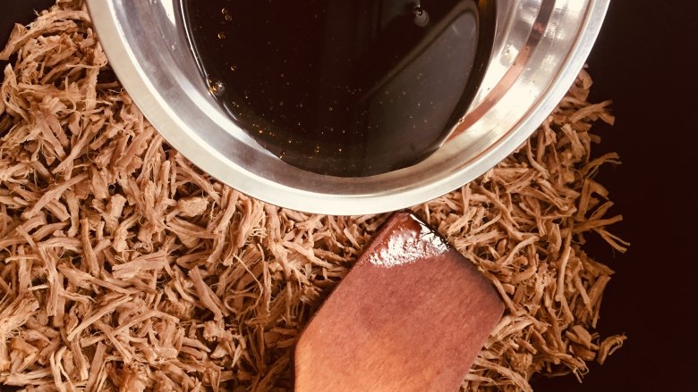 草草小食 | 宝宝爱吃的牛肉松,放入调料酱,继续翻炒
将调料和牛肉翻炒均匀