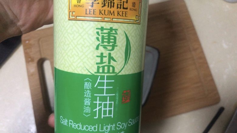 豆皮金针菇卷,碗中加生抽2勺