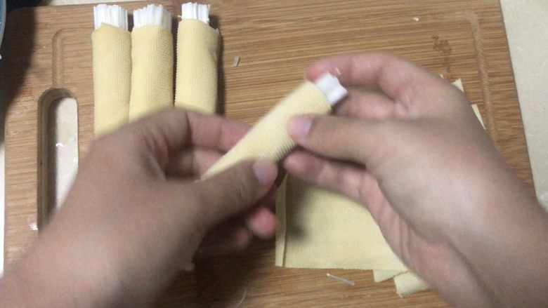 豆皮金针菇卷,用豆皮把金针菇卷起来