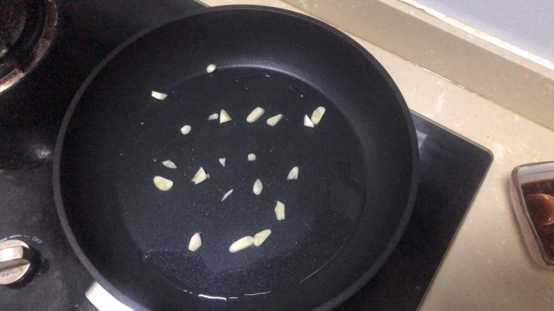 豆皮金针菇卷,放入蒜末炒香