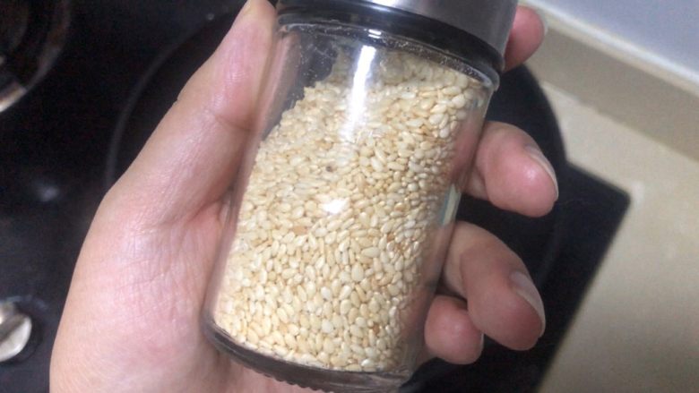 豆皮金针菇卷,摆到盘子里撒一些白芝麻