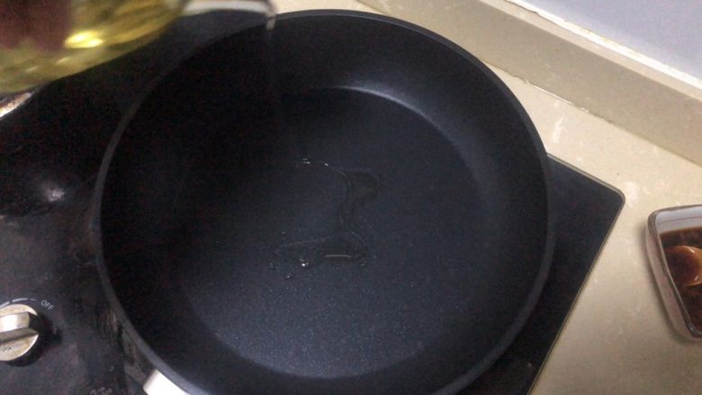 豆皮金针菇卷,煎锅热油