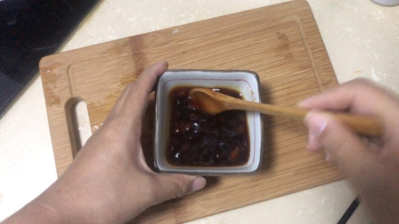 豆皮金针菇卷,搅拌均匀酱料就调好了