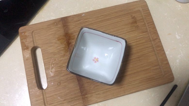 豆皮金针菇卷,先准备一个小碗