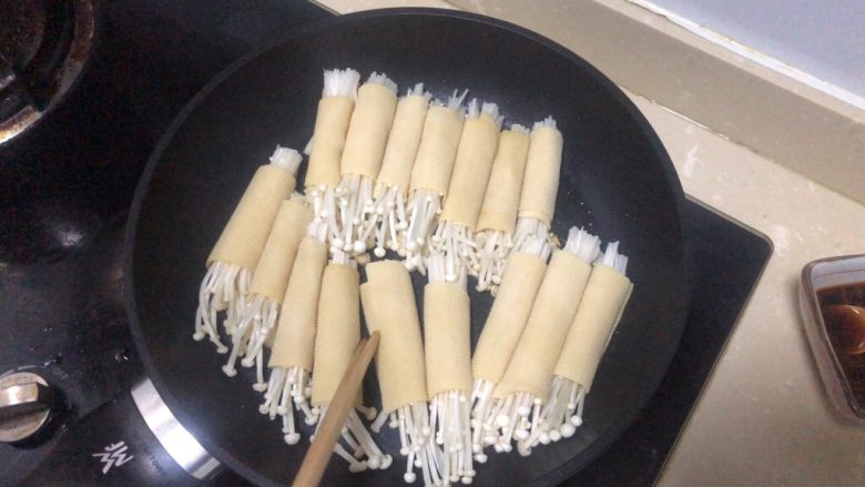 豆皮金针菇卷,金针菇豆皮卷底面朝下煎