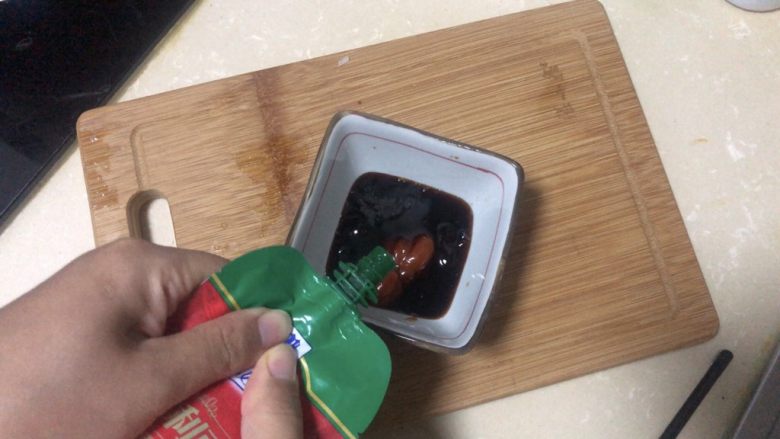 豆皮金针菇卷,蕃茄酱2勺