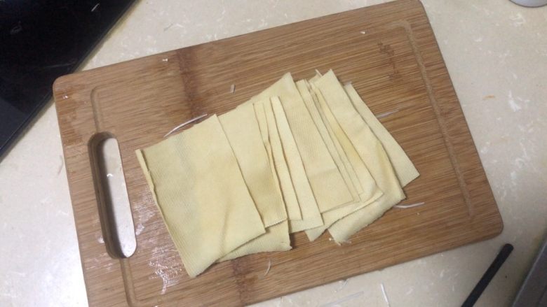 豆皮金针菇卷,<a style='color:red;display:inline-block;' href='/shicai/ 4660'>豆皮</a>切成小块