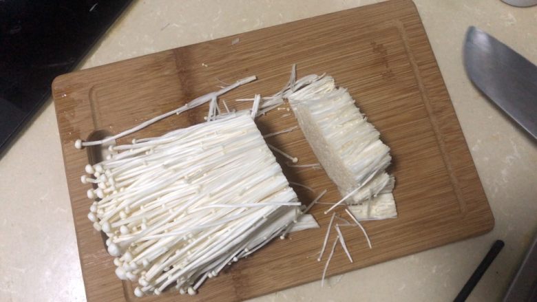 豆皮金针菇卷,<a style='color:red;display:inline-block;' href='/shicai/ 234'>金针菇</a>洗净去根