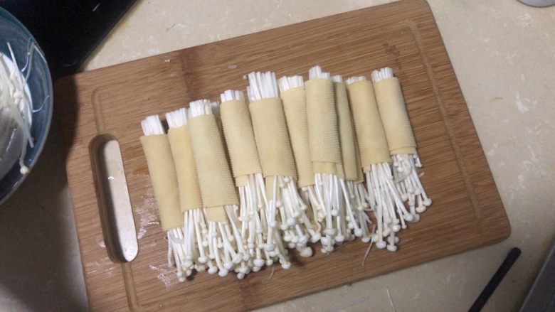 豆皮金针菇卷,卷好啦
