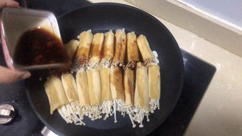 豆皮金针菇卷,加入调好的料汁